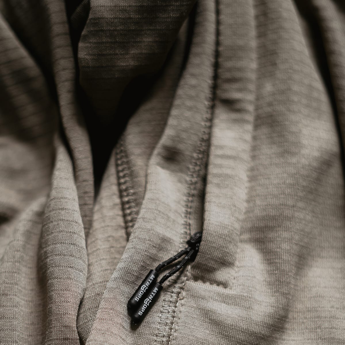 Geo-grid-fleece-350-lifestyle-3.jpg